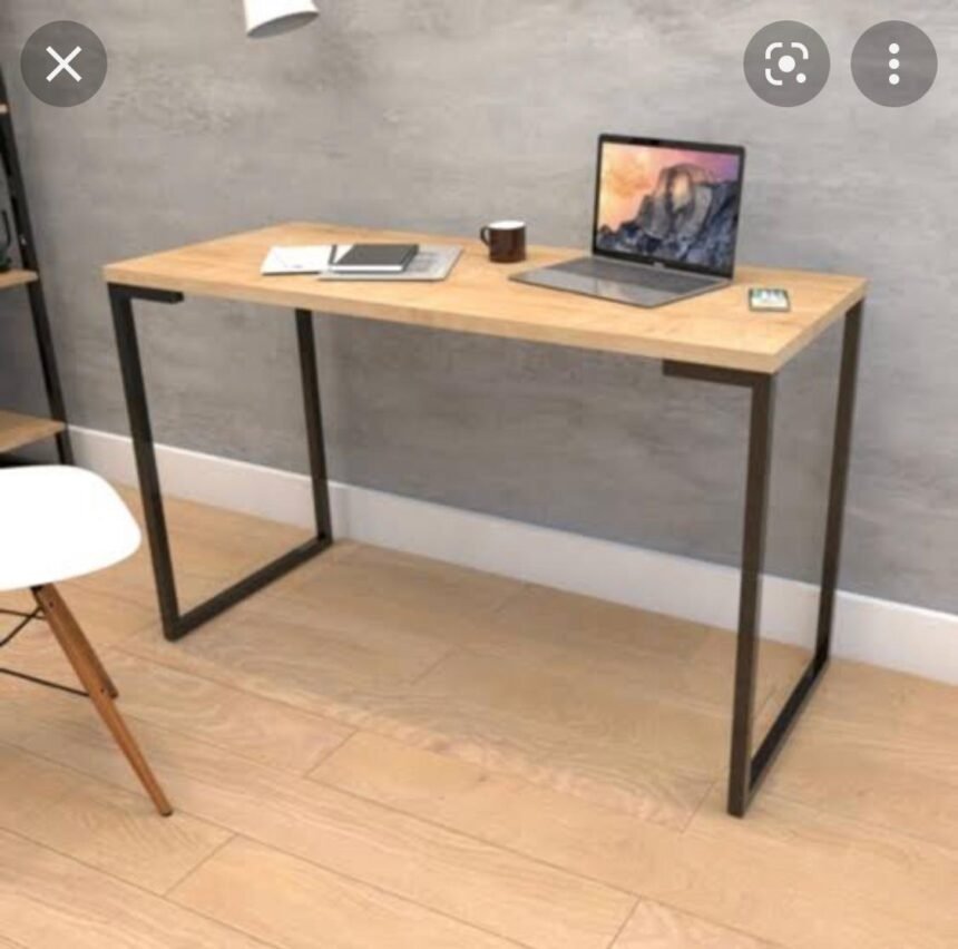 Mesa De Escritório Pés Quadrados de Metalon com Pinus - Casa com Pallet